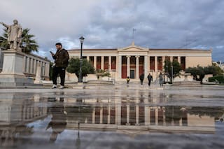 Grecia reduce a la mitad población estudiantil universitaria tras eliminar largas pausas de estudio