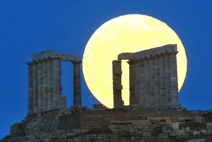 Grecia. Sobre las ruinas del antiguo templo de Poseidón, en Cape Sounion, a 60 km de Atenas