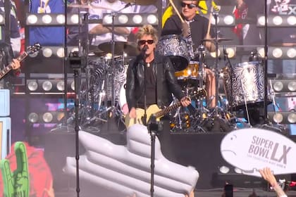 Green Day dio inicio al partido con algunas de sus canciones más populares como Holiday