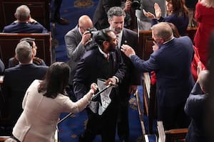 Un expulsado por un cartel, un fuerte cruce y la mayor ovación de la noche: las perlitas del discurso de Trump