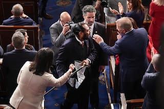 Un expulsado por un cartel, un fuerte cruce y la mayor ovación de la noche: las perlitas del discurso de Trump