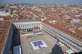 Greenpeace se une a protesta contra Bezos con pancarta en Venecia sobre exenciones fiscales