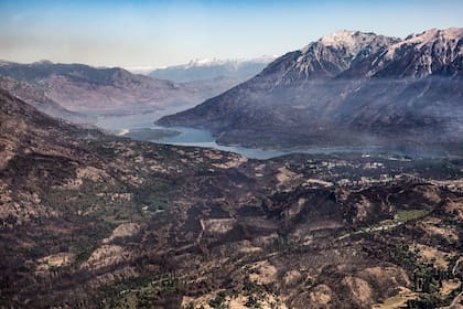 Greenpeace sobrevoló Puerto Patriada, El Hoyo y Epuyén y documentó el grave impacto ambiental de los incendios