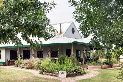 Greens City Bell nació como proyecto a partir de la adquisición de unas parcelas de tierra sobre el arroyo Carnaval, linderas con una institución educativa.