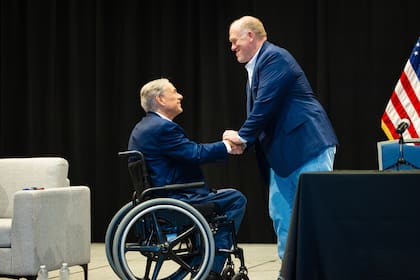 Greg Abbott, acompañado por Tom Homan, firmó la SB8 para que los condados acuerden convenios con el ICE