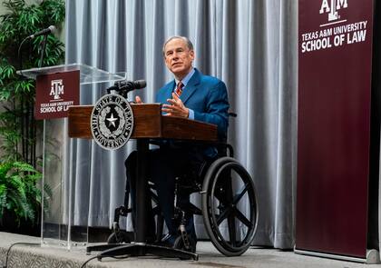 Greg Abbott aseguró que ninguna escuela debería involucrarse en la “transición” de un niño