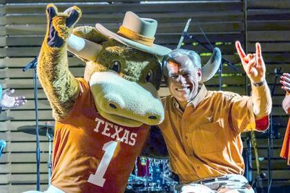 Greg Abbott es egresado de finanzas en la The University of Texas at Austin