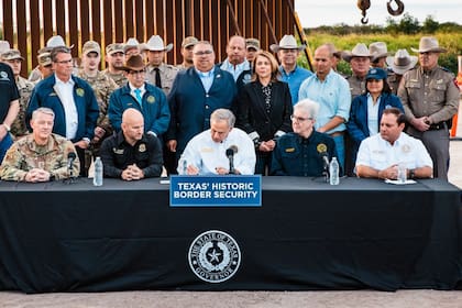 Greg Abbott firmó una de las leyes más restrictivas en materia migratoria