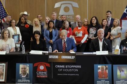 Greg Abbott impulsó la ley para centralizar decisiones judiciales y reducir liberaciones de acusados peligrosos