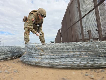 Greg Abbott instaló alambre de púas de triple hilo en la frontera de Texas