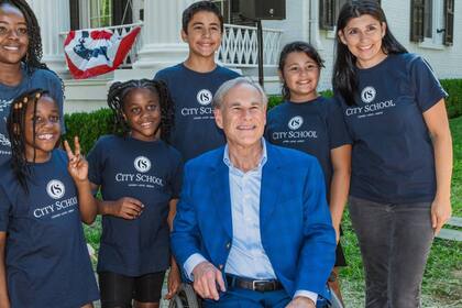 Greg Abbott justificó el veto por posibles cambios en la financiación federal del programa
