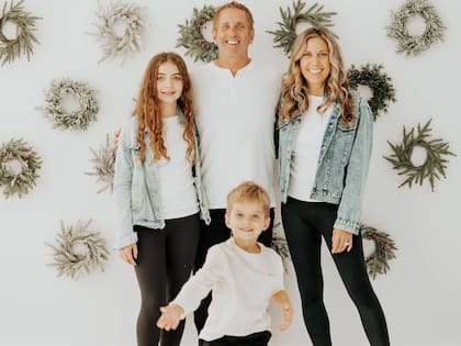 Greg Biffle junto a su esposa Cristina, el hijo que tenía con ella Ryder, y Emma, su hija de una relación anterior, los 4 viajaban en el avión que se estrelló