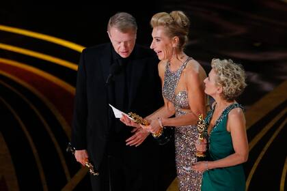 Greg Cannom, Kate Biscoe y Patricia Dehaney aceptan el Oscar por Maquillaje por El vicepresidente