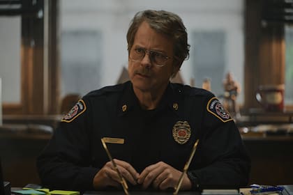 Greg Kinnear, como el campechano jefe de policía Harvey Englehart