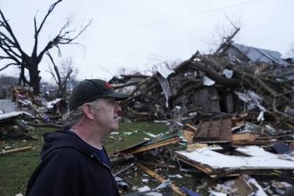 Greg McDougle camina cerca de los escombros luego de la fuerte tormenta en Lakeview, Ohio