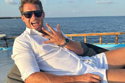 Greg muestra feliz su anillo de casado.