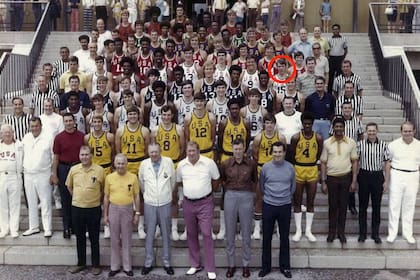 Gregg Popovich (círculo rojo) entre los 36 jugadores que formaron parte de la preselección norteamericana para los Juegos Olímpicos de Munich de 1972