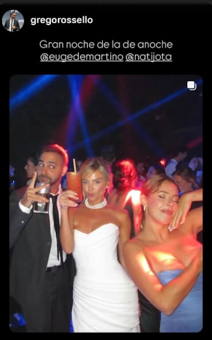 Grego Rossello y Nati Jota posan con la novia