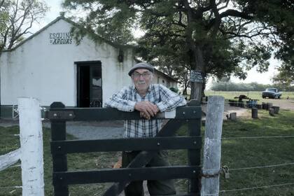 Generoso, en la tranquera del boliche