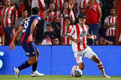 Gregorio Rodríguez controla la pelota ante Gonzalo Luján