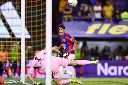 Gregorio Rodríguez le pegó defectuosamente de sobrepique, pero la pelota entrará junto al palo opuesto: San Lorenzo empata y enfría a una entusiasta Bombonera.