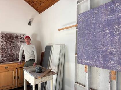 Gregory Dane, con los cuadros para los que se inspira en el cañón Eaton, donde también se originó el fuego que arrasó parte de Altadena, el 15 de enero de 2025.