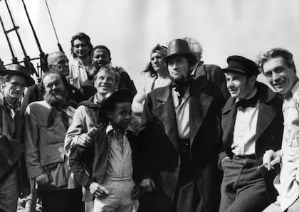 Gregory Peck (segundo, desde la derecha) encarnó al capitán Ahab en la versión de Moby Dick filmada en 1956