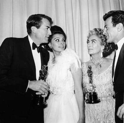 Gregory Peck, Sophia Loren, Joan Crawford y Maximilian Schell posan juntos tras la la ceremonia de entrega de los Oscar de 1963. Joan recibió el premio a Mejor Actriz en nombre de la ganadora, Anne Bancroft