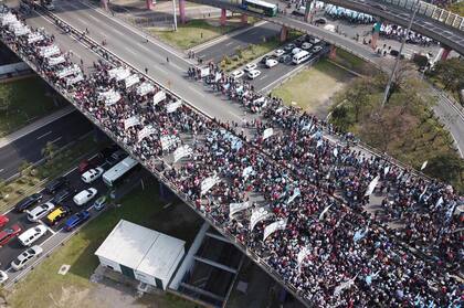 Gremios y movimientos sociales marchan al centro: hay cortes en la autopista 25 de Mayo