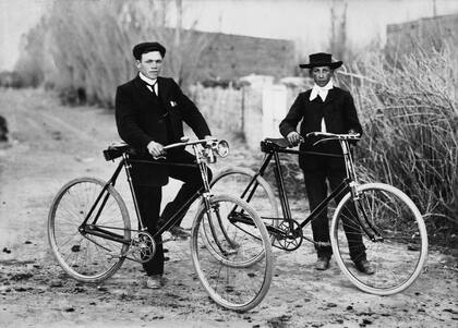Grenig Evans (izq) y otro ciclista no identificado. Gaiman. ca. 1910.