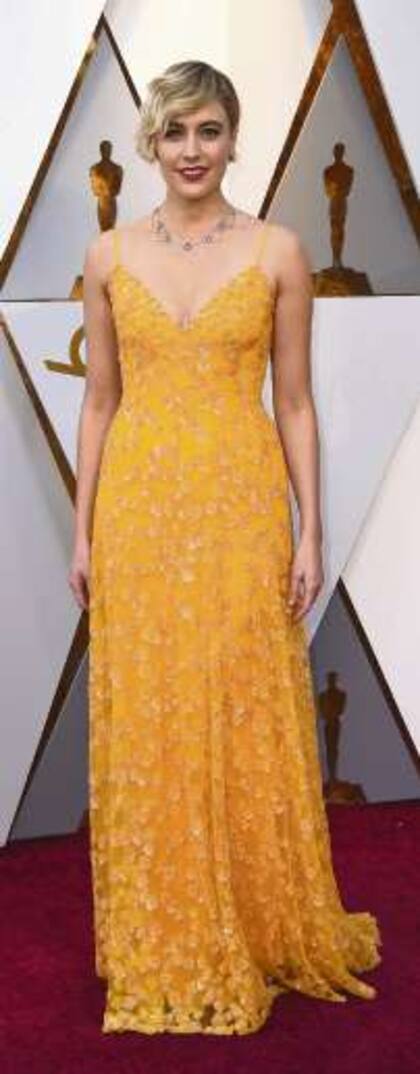 Greta Gerwig eligió una pieza de Rodarte en amarillo, con escote corazón y breteles. El diseño simple destaca la figura de la creadora y directora de Lady Bird, el drama que la llevó hasta lo más alto de la industria del cine