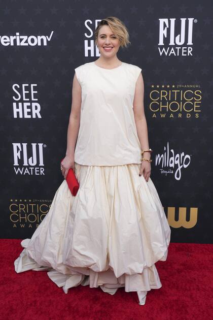 Greta Gerwig, la directora de Barbie, eligió también el blanco para la ceremonia de los Critics Choice Awards. El look, un diseño de vanguardia que combina volumen y textura de Molly Goddard