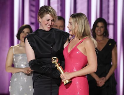 Greta Gerwig y Margot Robbie recibiendo un Globo de oro