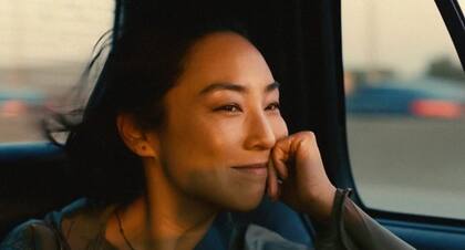 Greta Lee en "Vidas pasadas" (Past Lives), una película cuyo guion es una joya "sin ninguna escena superflua", escribe una de las críticas de la BBC