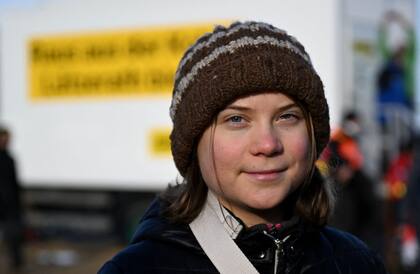Greta Thunberg se apuntó a la tendencia del flygskam en el 2015 y ese mismo año convenció a su madre —la mezzosoprano Malena Ernman— para que renunciara a viajar en avión en sus giras internacionales.