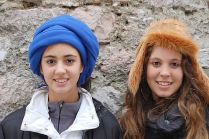 Greta y Azul, hijas de la periodista.