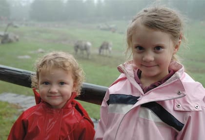 Las hermanas Greta y Beata Thunberg, de pequeñas. Ambas padecen rasgos de Asperger, Trastorno Obsesivo Compulsivo (TOC) Trastorno de Oposición Desafiante (TOD) y Trastorno de Hiperactividad (TDAH)