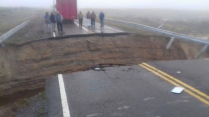 grieta ruta nacional 3 Chubut Comodoro Rivadavia inundaciones lluvias camión camino ciudad aislada