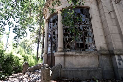 Grietas en las paredes, daños en los vitraux y caída de ornamentos son algunas de las señales del deterioro de la casona