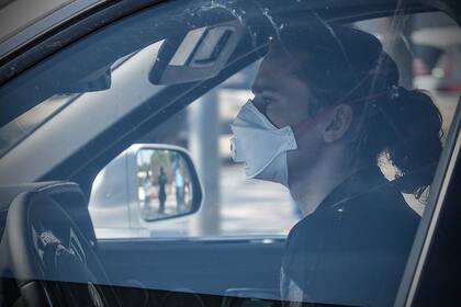 El francés Antoine Griezmann optó por el barbijo para asistir a los exámenes médicos