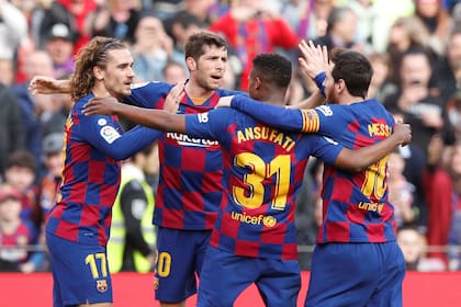 Griezmann celebra con Sergio Roberto, Ansu Fati y Messi su gol, el primero de Barcelona, que anotó tras la asistencia del argentino