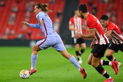 Griezmann, pelota al pie, encabeza un ataque de Barcelona