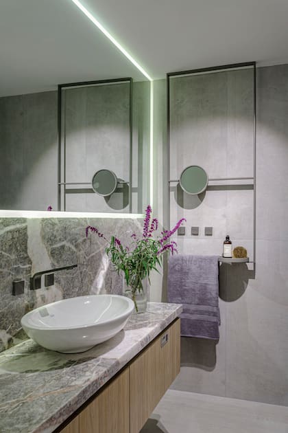 Grifería 'Chaltén' satinada (FV). Piso de porcelanato 'Bare' gris (San Lorenzo Design). Mármol 'Fior di pesco' (De Stefano). Bacha 'Citera' (Ferrum). Iluminación (IDEA).