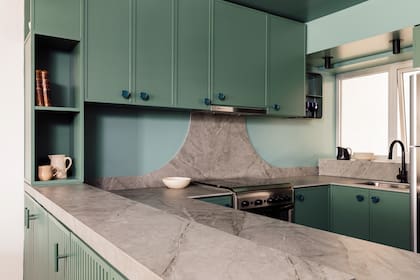 Grifería monocomando 'Pacífica' en negro (Ponthus). En alacena, tiradores 'Corona' y en bajo barra tiradores 'Pistilo' (Camila Monge). Fotos Federico Paul (Gentileza: Camila Monge)