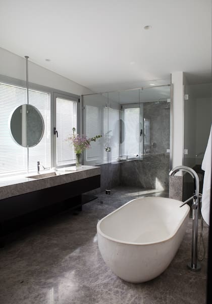 Griferías de Sanitarios Sanz, espejos de RDR Arquitectos y bañadera de Cóncavo Estudio.