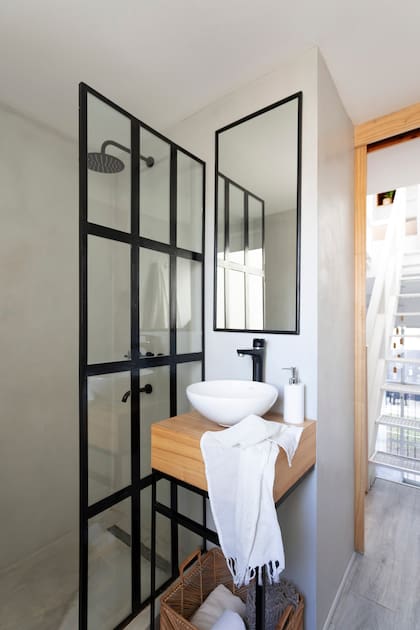 Griferías (FV). Sanitarios (Ferrum). Dispenser (Philippa Deco Boutique). Espejo (Vidriería Rosales). Mampara (herrero Jorge).