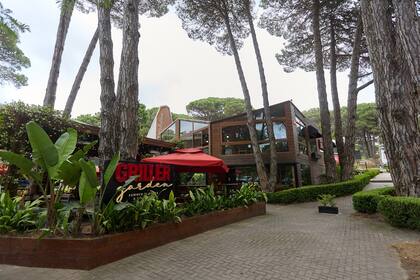 Griller Garden, una de las de cinco propuestas gastronómicas exclusivas para disfrutar la noche de Año Nuevo en Pinamar, con opciones que destacan por su ambiente sofisticado, menús gourmet y vistas únicas en la costa argentina