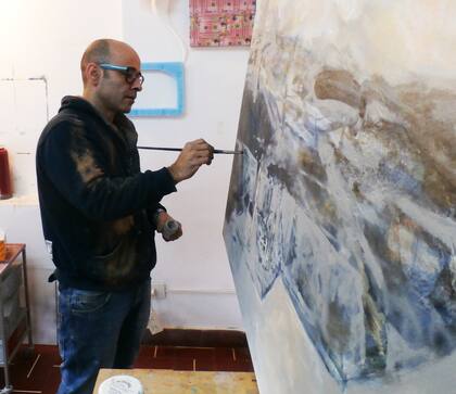 Grillo Ortiz, en acción. Además de pintar, esculpe, realiza joyería de autor y lámparas de diseño. Un creador variopinto.