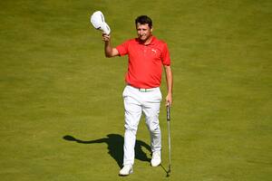 Grillo saluda los aplausos del público tras completar los últimos 18 hoyos en el Abierto Británico