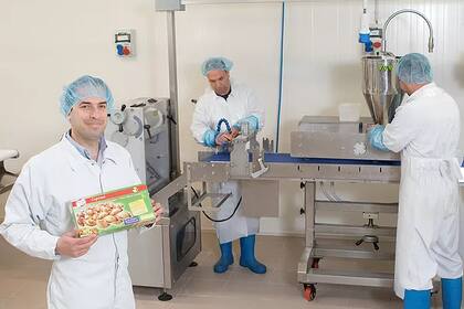 Grimberg con dos de sus 20 empleados